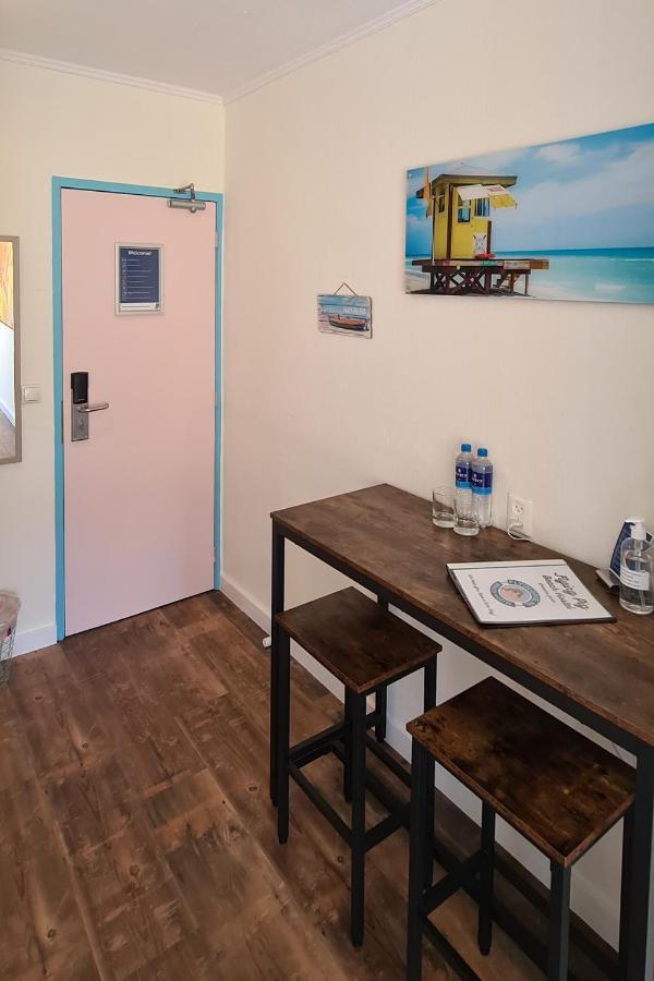 The Flying Pig Beach Hostel Нордвик Екстериор снимка