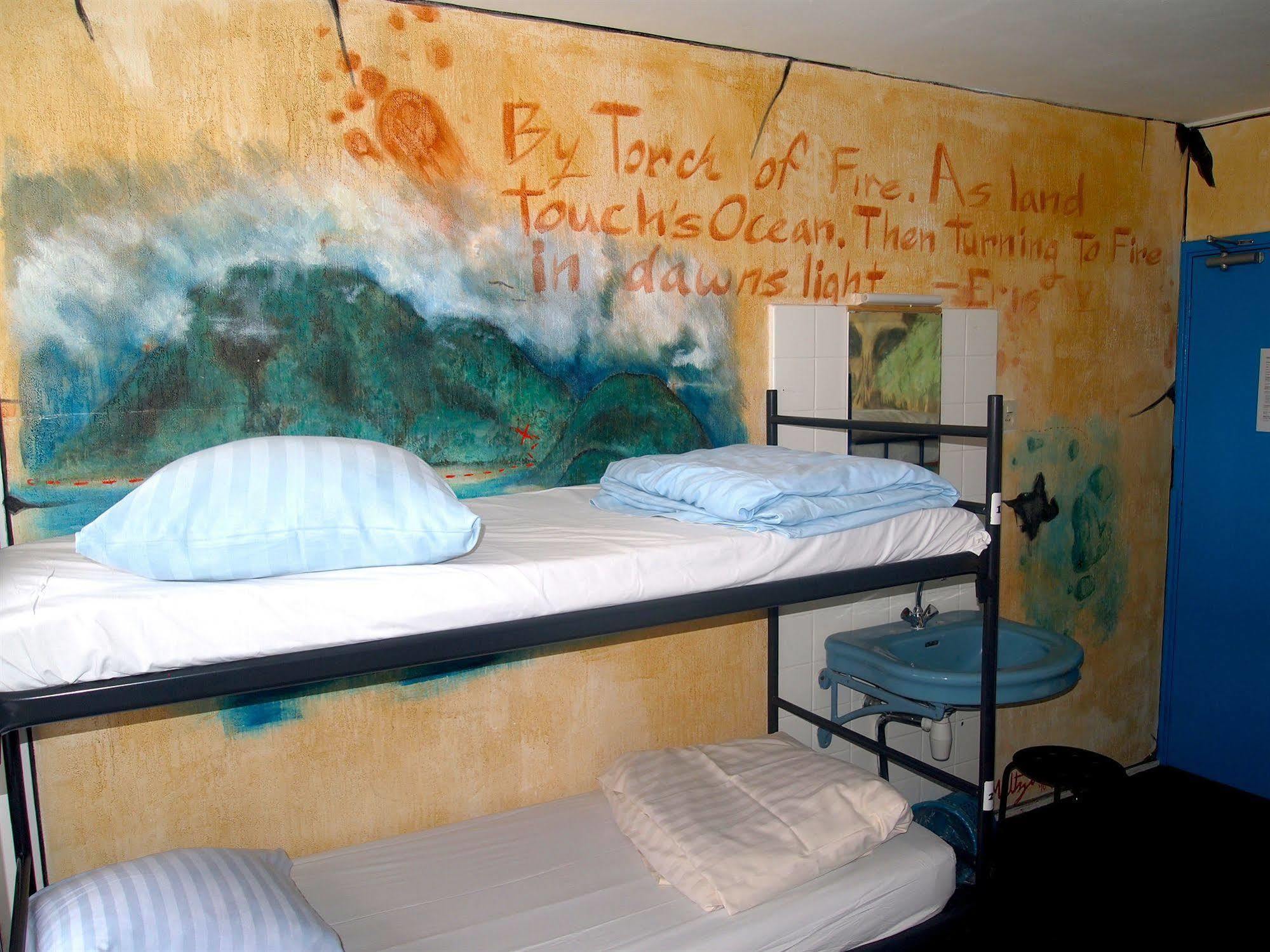 The Flying Pig Beach Hostel Нордвик Екстериор снимка
