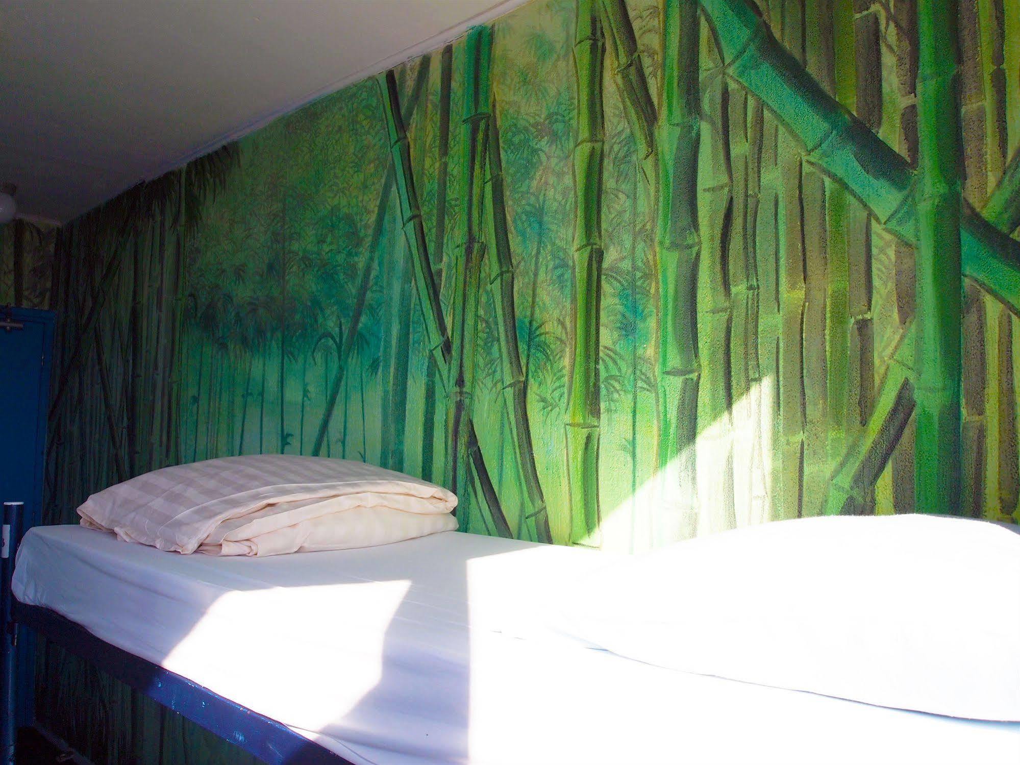 The Flying Pig Beach Hostel Нордвик Екстериор снимка